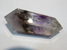 Laden Sie das Bild in den Galerie-Viewer, Amethyst Quarz Kristall Phantom Doppelender 7cm rundum poliert, Madagaskar