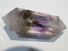 Laden Sie das Bild in den Galerie-Viewer, Amethyst Quarz Kristall Phantom Doppelender 7cm rundum poliert, Madagaskar