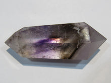 Laden Sie das Bild in den Galerie-Viewer, Amethyst Quarz Kristall Phantom Doppelender 7cm rundum poliert, Madagaskar