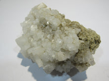 Laden Sie das Bild in den Galerie-Viewer, Steinsalz Halit Würfel Kristall Handstufe 10cm Arrubal La Rioja, Spanien