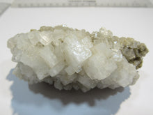 Laden Sie das Bild in den Galerie-Viewer, Steinsalz Halit Würfel Kristall Handstufe 10cm Arrubal La Rioja, Spanien