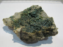 Laden Sie das Bild in den Galerie-Viewer, Buntpyrit Handstufe 7cm 96g  Stbr. Habbel Herdringen Sauerland, Deutschland