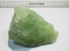 Laden Sie das Bild in den Galerie-Viewer, Prehnit grüne Kristall Stufe 7cm Steinperf Steffenberg bei Gießen, Deutschland