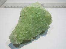 Laden Sie das Bild in den Galerie-Viewer, Prehnit grüne Kristall Stufe 7cm Steinperf Steffenberg bei Gießen, Deutschland
