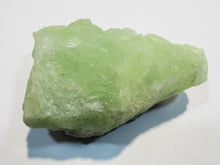Laden Sie das Bild in den Galerie-Viewer, Prehnit grüne Kristall Stufe 7cm Steinperf Steffenberg bei Gießen, Deutschland