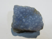 Laden Sie das Bild in den Galerie-Viewer, Chalcedon sphärische Kristalle blau 5cm Baia Mare Capnic, Rumänien