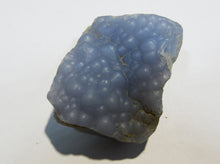 Laden Sie das Bild in den Galerie-Viewer, Chalcedon sphärische Kristalle blau 5cm Baia Mare Capnic, Rumänien