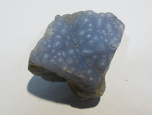 Laden Sie das Bild in den Galerie-Viewer, Chalcedon sphärische Kristalle blau 5cm Baia Mare Capnic, Rumänien