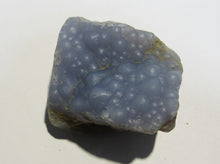 Laden Sie das Bild in den Galerie-Viewer, Chalcedon sphärische Kristalle blau 5cm Baia Mare Capnic, Rumänien