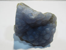 Laden Sie das Bild in den Galerie-Viewer, Chalcedon sphärische Kristalle blau 5cm Baia Mare Capnic, Rumänien