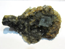 Laden Sie das Bild in den Galerie-Viewer, Fluorit Würfel bläulich auf Quarz Kristall Stufe 6cm Wölsendorf Oberpfalz, Deutschland