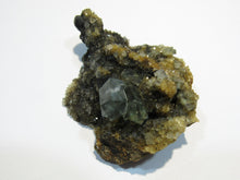 Laden Sie das Bild in den Galerie-Viewer, Fluorit Würfel bläulich auf Quarz Kristall Stufe 6cm Wölsendorf Oberpfalz, Deutschland