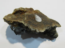 Laden Sie das Bild in den Galerie-Viewer, Fluorit Würfel bläulich auf Quarz Kristall Stufe 6cm Wölsendorf Oberpfalz, Deutschland