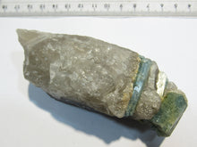 Laden Sie das Bild in den Galerie-Viewer, Aquamarin Kristalle in derbem Quarz 10cm Bahia Salvador, Brasilien