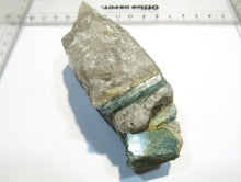 Laden Sie das Bild in den Galerie-Viewer, Aquamarin Kristalle in derbem Quarz 10cm Bahia Salvador, Brasilien