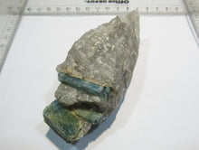 Laden Sie das Bild in den Galerie-Viewer, Aquamarin Kristalle in derbem Quarz 10cm Bahia Salvador, Brasilien