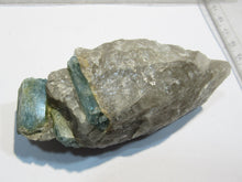 Laden Sie das Bild in den Galerie-Viewer, Aquamarin Kristalle in derbem Quarz 10cm Bahia Salvador, Brasilien