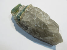 Laden Sie das Bild in den Galerie-Viewer, Aquamarin Kristalle in derbem Quarz 10cm Bahia Salvador, Brasilien