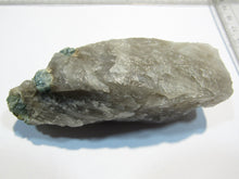 Laden Sie das Bild in den Galerie-Viewer, Aquamarin Kristalle in derbem Quarz 10cm Bahia Salvador, Brasilien