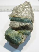 Laden Sie das Bild in den Galerie-Viewer, Aquamarin Kristalle in derbem Quarz 10cm Bahia Salvador, Brasilien