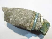 Laden Sie das Bild in den Galerie-Viewer, Aquamarin Kristalle in derbem Quarz 10cm Bahia Salvador, Brasilien