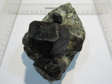 Laden Sie das Bild in den Galerie-Viewer, Granat Almandin Stufe große Kristalle 12cm Glimmerschiefer Zillertal, Österreich