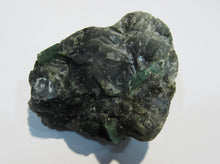Laden Sie das Bild in den Galerie-Viewer, Smaragd grün in Matrix 6cm Kristalle 1-2cm Habachtal Bramberg Salzburg, Österreich