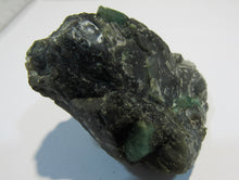 Laden Sie das Bild in den Galerie-Viewer, Smaragd grün in Matrix 6cm Kristalle 1-2cm Habachtal Bramberg Salzburg, Österreich