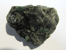 Laden Sie das Bild in den Galerie-Viewer, Smaragd grün in Matrix 6cm Kristalle 1-2cm Habachtal Bramberg Salzburg, Österreich