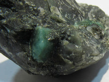 Laden Sie das Bild in den Galerie-Viewer, Smaragd grün in Matrix 6cm Kristalle 1-2cm Habachtal Bramberg Salzburg, Österreich
