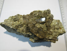 Laden Sie das Bild in den Galerie-Viewer, Rauchquarz Doppelender auf Granit 15cm 675g Riental Uri, Schweiz