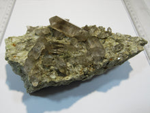 Laden Sie das Bild in den Galerie-Viewer, Rauchquarz Doppelender auf Granit 15cm 675g Riental Uri, Schweiz