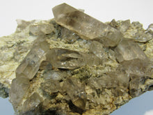 Laden Sie das Bild in den Galerie-Viewer, Rauchquarz Doppelender auf Granit 15cm 675g Riental Uri, Schweiz