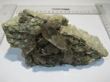 Laden Sie das Bild in den Galerie-Viewer, Rauchquarz Doppelender auf Granit 15cm 675g Riental Uri, Schweiz