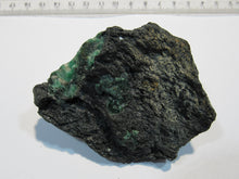 Laden Sie das Bild in den Galerie-Viewer, Smaragd grün in Matrix 8cm Kristalle 1-2cm Habachtal Bramberg Salzburg, Österreich