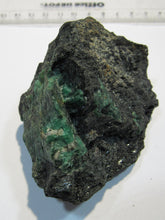 Laden Sie das Bild in den Galerie-Viewer, Smaragd grün in Matrix 8cm Kristalle 1-2cm Habachtal Bramberg Salzburg, Österreich
