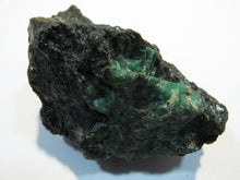 Laden Sie das Bild in den Galerie-Viewer, Smaragd grün in Matrix 8cm Kristalle 1-2cm Habachtal Bramberg Salzburg, Österreich