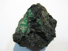Laden Sie das Bild in den Galerie-Viewer, Smaragd grün in Matrix 8cm Kristalle 1-2cm Habachtal Bramberg Salzburg, Österreich