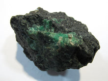 Laden Sie das Bild in den Galerie-Viewer, Smaragd grün in Matrix 8cm Kristalle 1-2cm Habachtal Bramberg Salzburg, Österreich