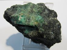 Laden Sie das Bild in den Galerie-Viewer, Smaragd grün in Matrix 8cm Kristalle 1-2cm Habachtal Bramberg Salzburg, Österreich