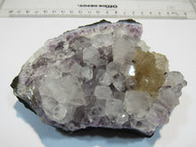 Laden Sie das Bild in den Galerie-Viewer, Amethyst dezent violett mit Calcit xx Handstufe 11cm Minas Gerais, Brasilien