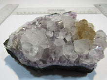 Laden Sie das Bild in den Galerie-Viewer, Amethyst dezent violett mit Calcit xx Handstufe 11cm Minas Gerais, Brasilien