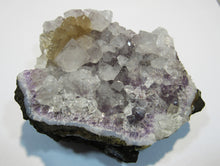 Laden Sie das Bild in den Galerie-Viewer, Amethyst dezent violett mit Calcit xx Handstufe 11cm Minas Gerais, Brasilien