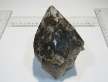 Laden Sie das Bild in den Galerie-Viewer, Rauchquarz Schneeflocken Quarz Kristallspitze 11cm 580g Usingen Taunus, Deutschland