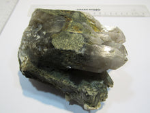 Laden Sie das Bild in den Galerie-Viewer, Rauchquarz Kristall Bündel Stufe mit Chlorit 12cm Sedrun Graubünden, Schweiz