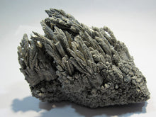 Laden Sie das Bild in den Galerie-Viewer, Magnesium Metall Kristall Stufe aus Schmelze 11cm Hunan, China