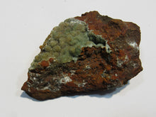 Laden Sie das Bild in den Galerie-Viewer, Grüner Quarz Druse Hämatit reiche Matrix 7cm Ötztal Steiermark, Österreich