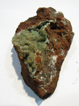 Laden Sie das Bild in den Galerie-Viewer, Grüner Quarz Druse Hämatit reiche Matrix 7cm Ötztal Steiermark, Österreich