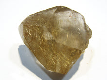 Laden Sie das Bild in den Galerie-Viewer, Roh Bergkristall Schwimmer mit goldenen Rutil Nadeln 4cm Minas Gerais, Brasilien