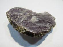 Laden Sie das Bild in den Galerie-Viewer, Glimmer Muskovit Kristall rosa-violett Färbung 8cm Evje-Iveland Ivland, Norwegen